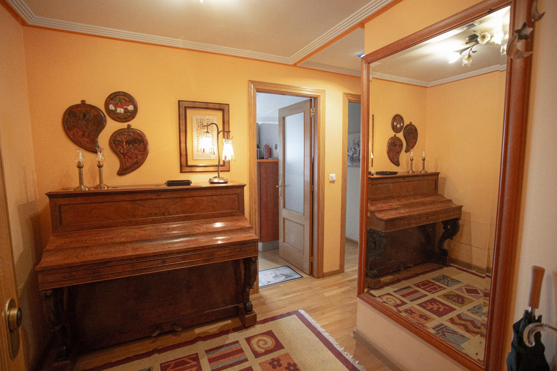 For sale of flat in León