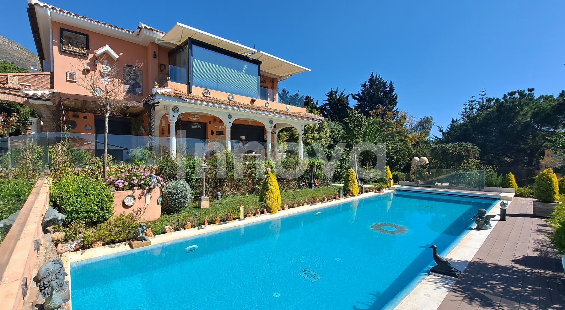 For sale of chalet in Benalmádena