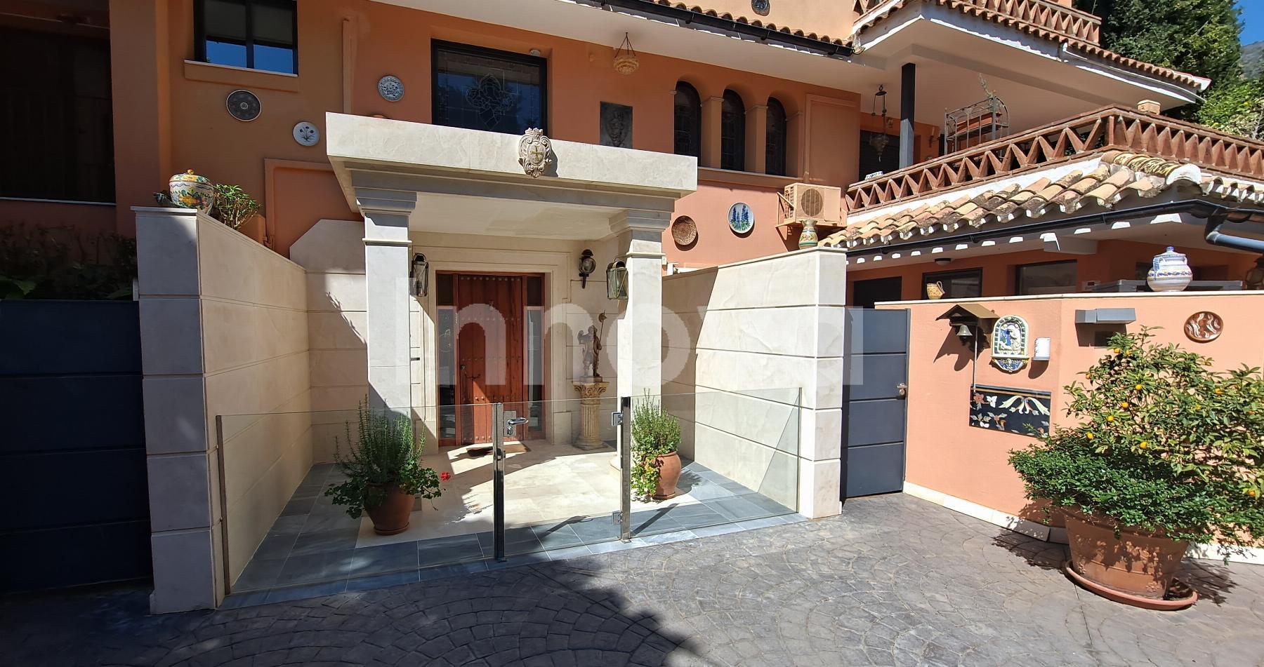 For sale of chalet in Benalmádena