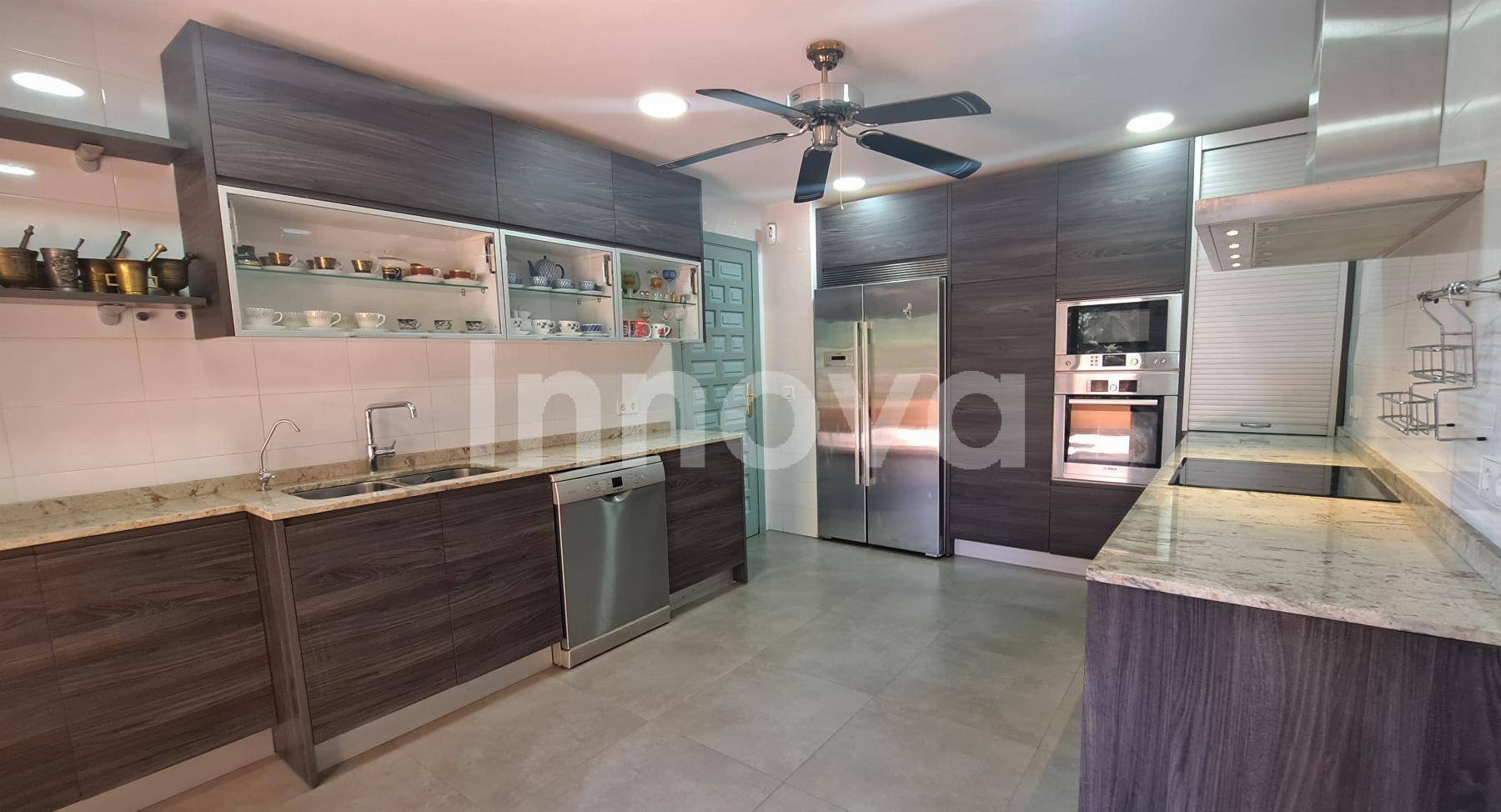 For sale of chalet in Benalmádena