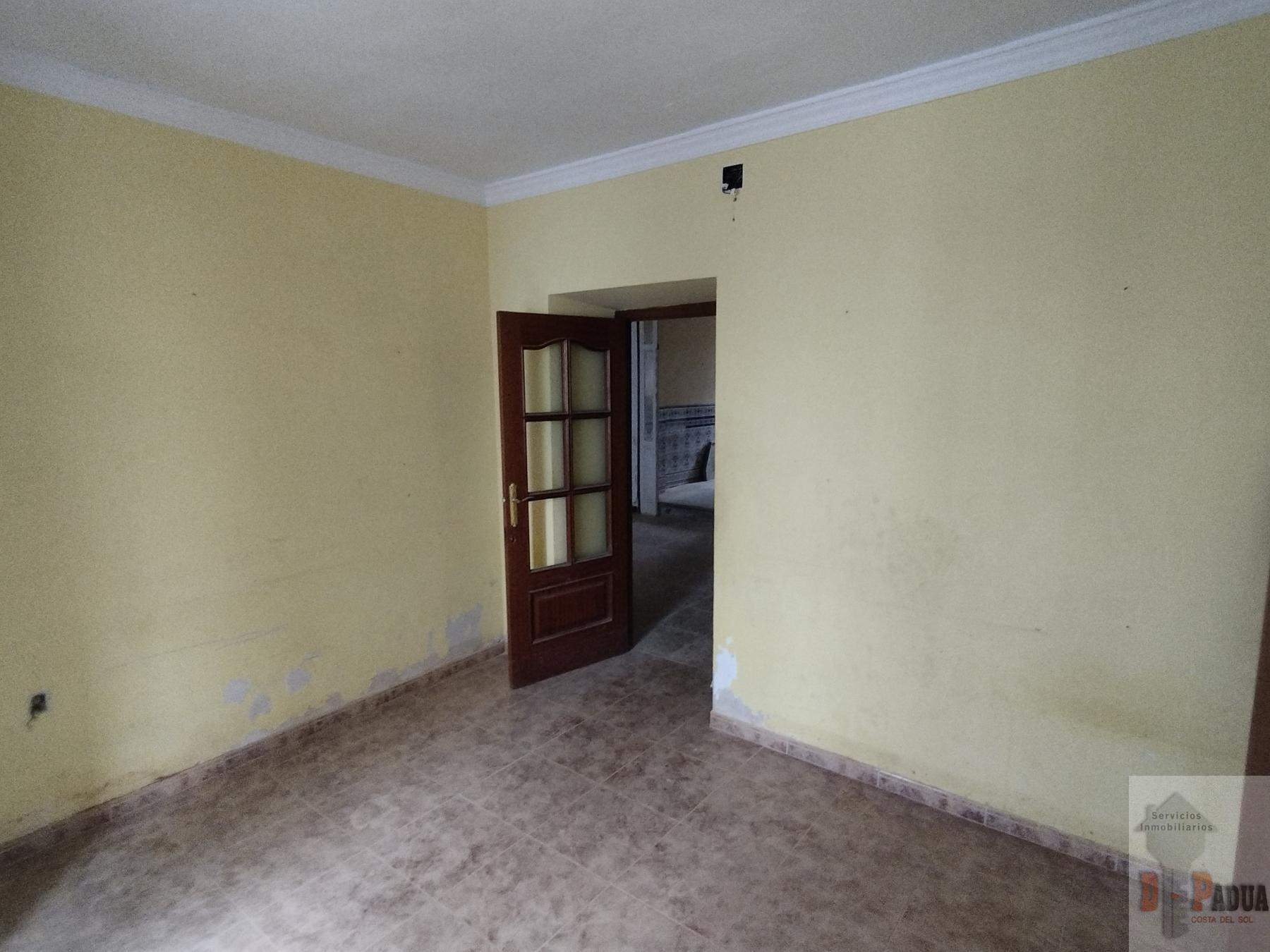 For sale of house in Campillos