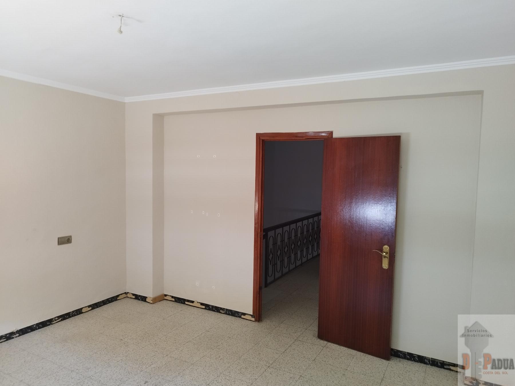 For sale of house in Campillos