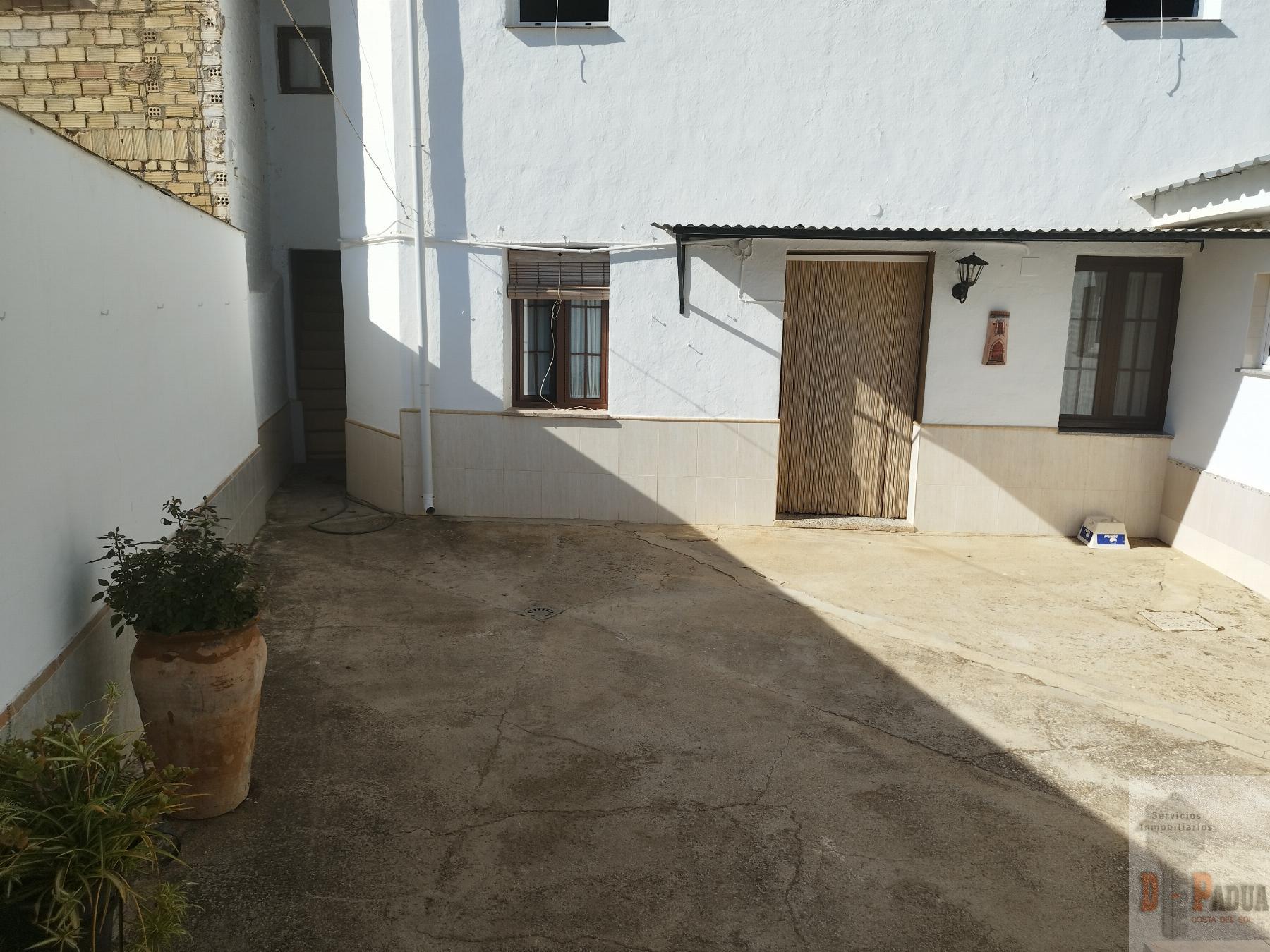 For sale of house in Campillos