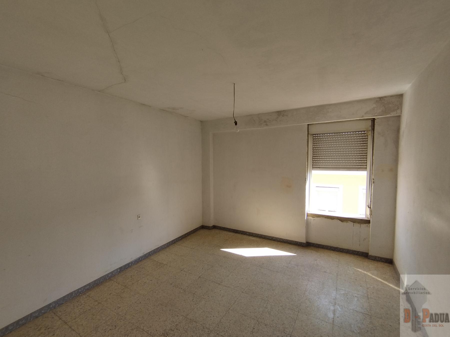 For sale of house in Campillos