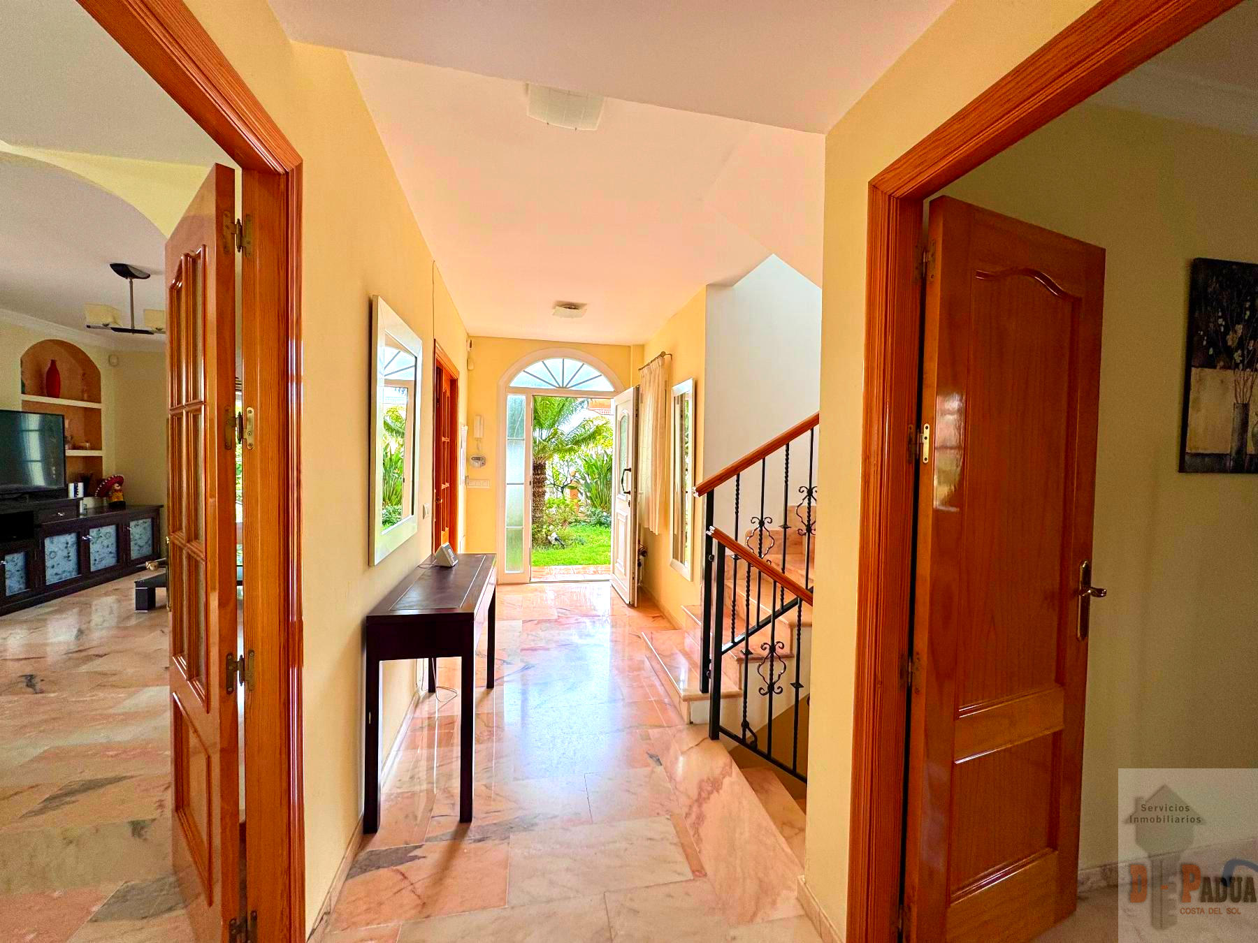 For sale of chalet in Benajarafe