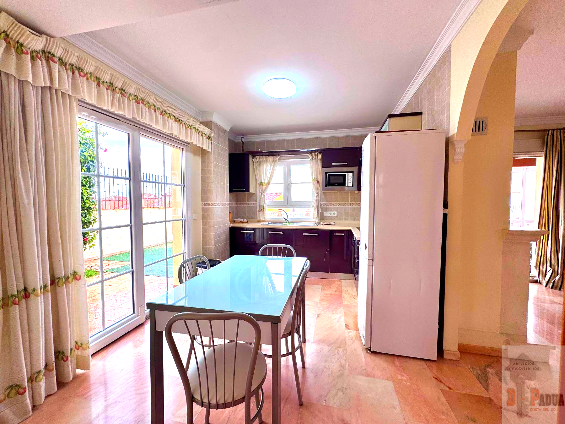 For sale of chalet in Benajarafe