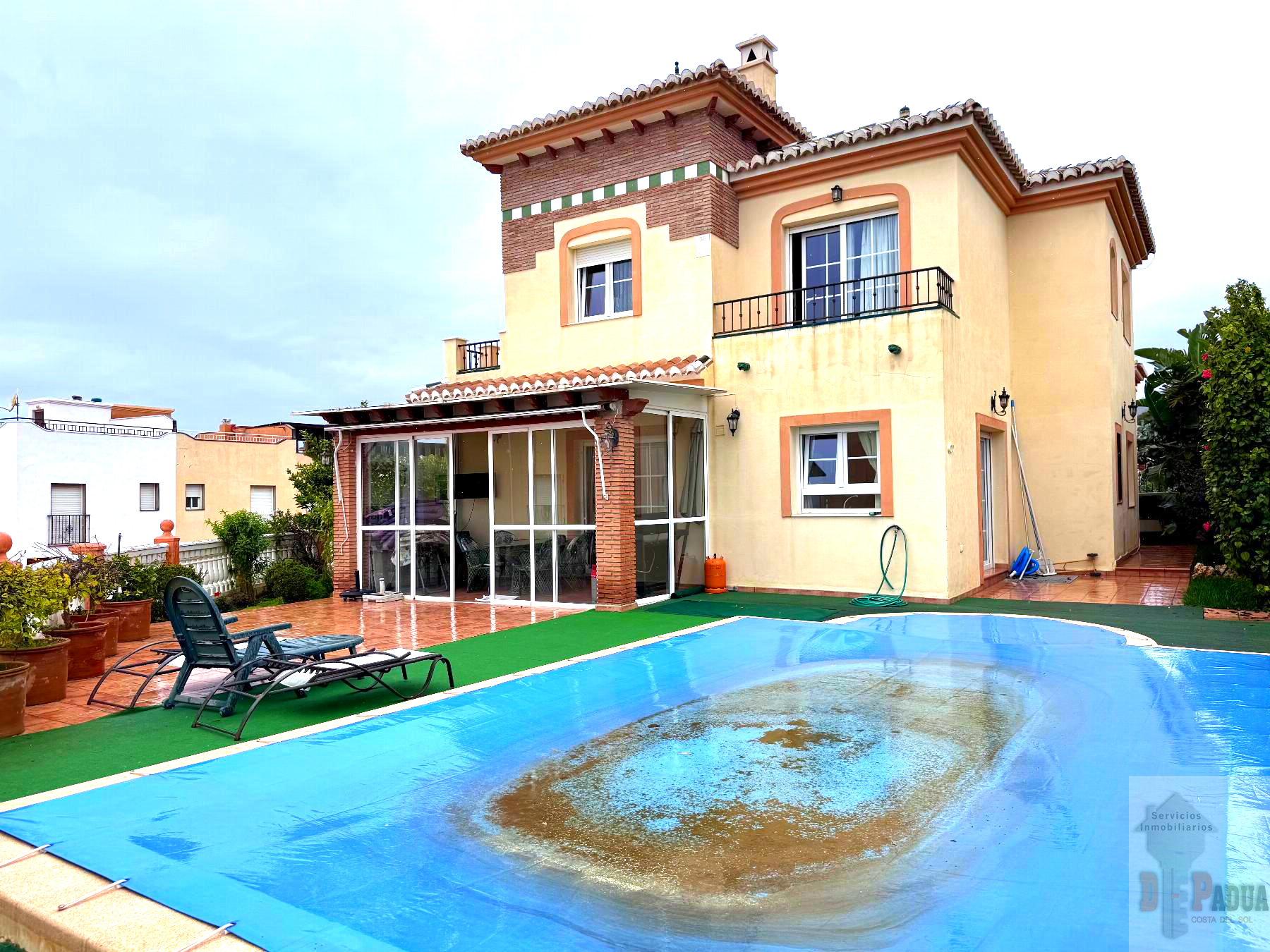 For sale of chalet in Benajarafe