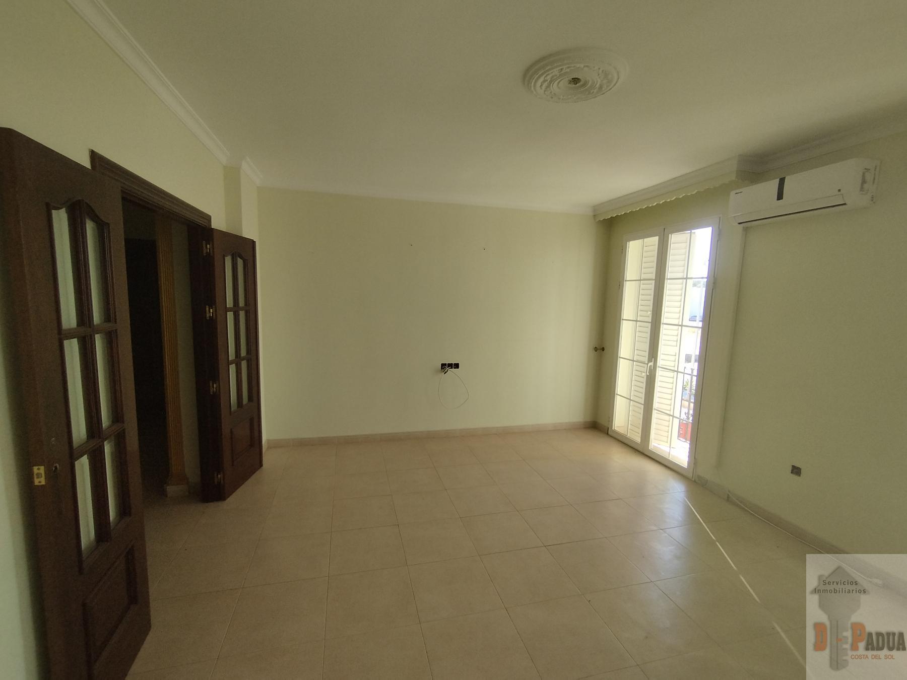 For sale of flat in Campillos