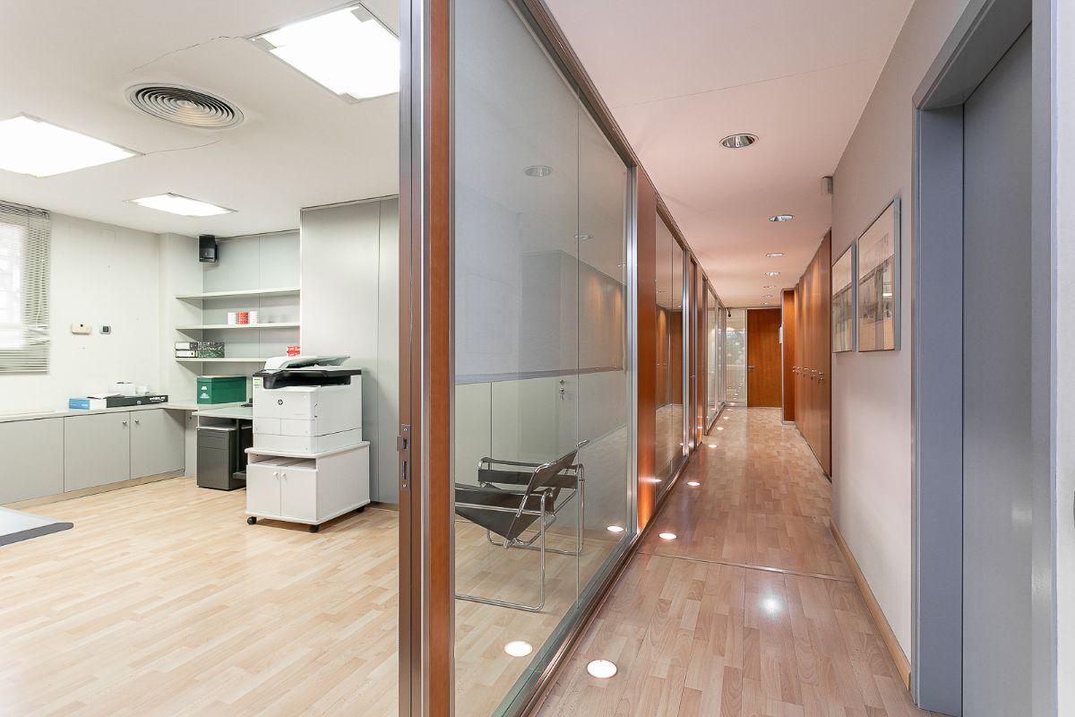 For sale of office in Badalona