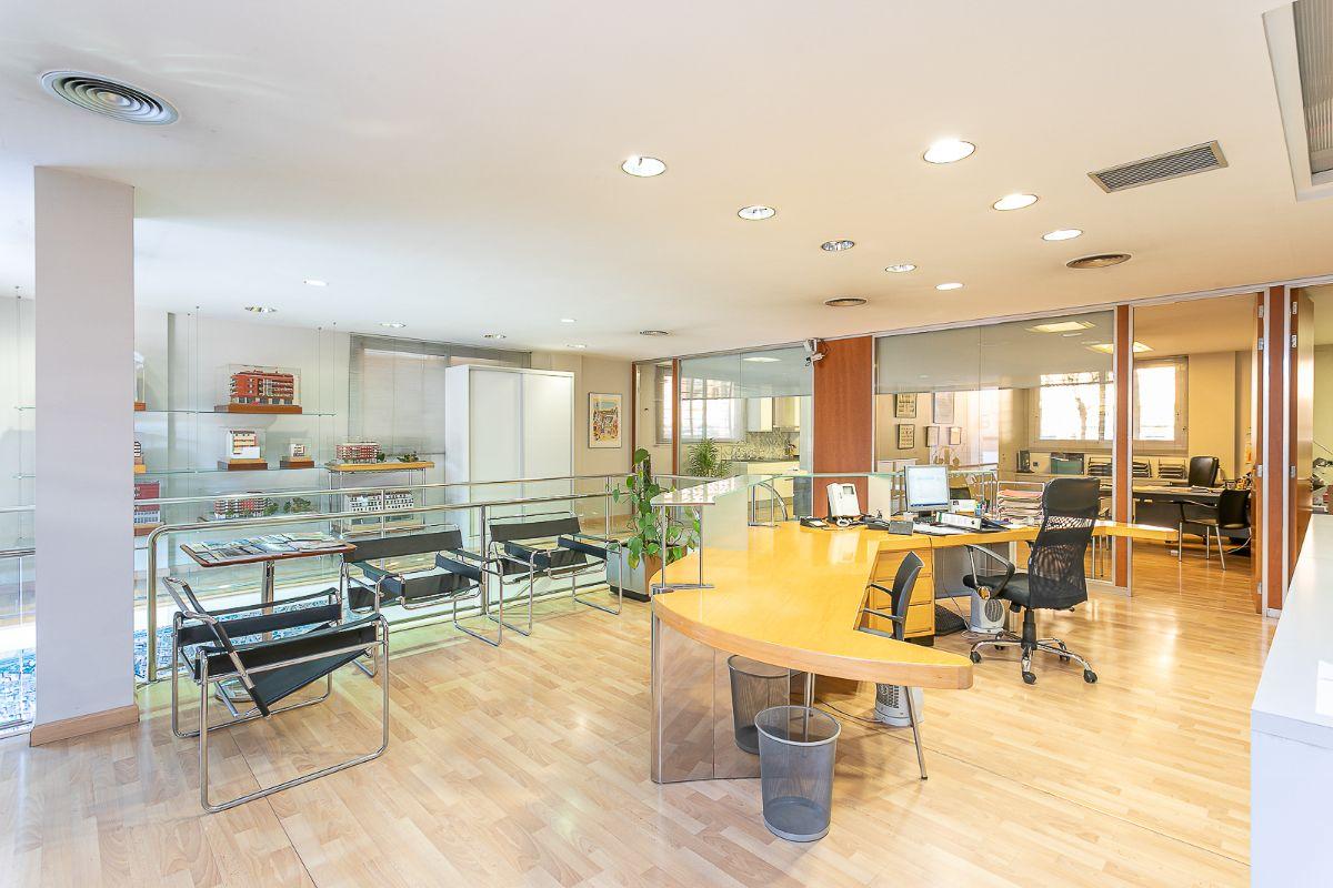 For sale of office in Badalona