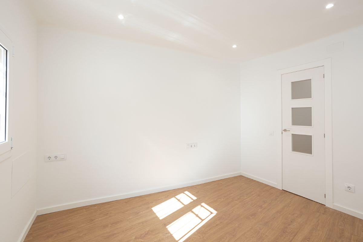 For sale of flat in Badalona