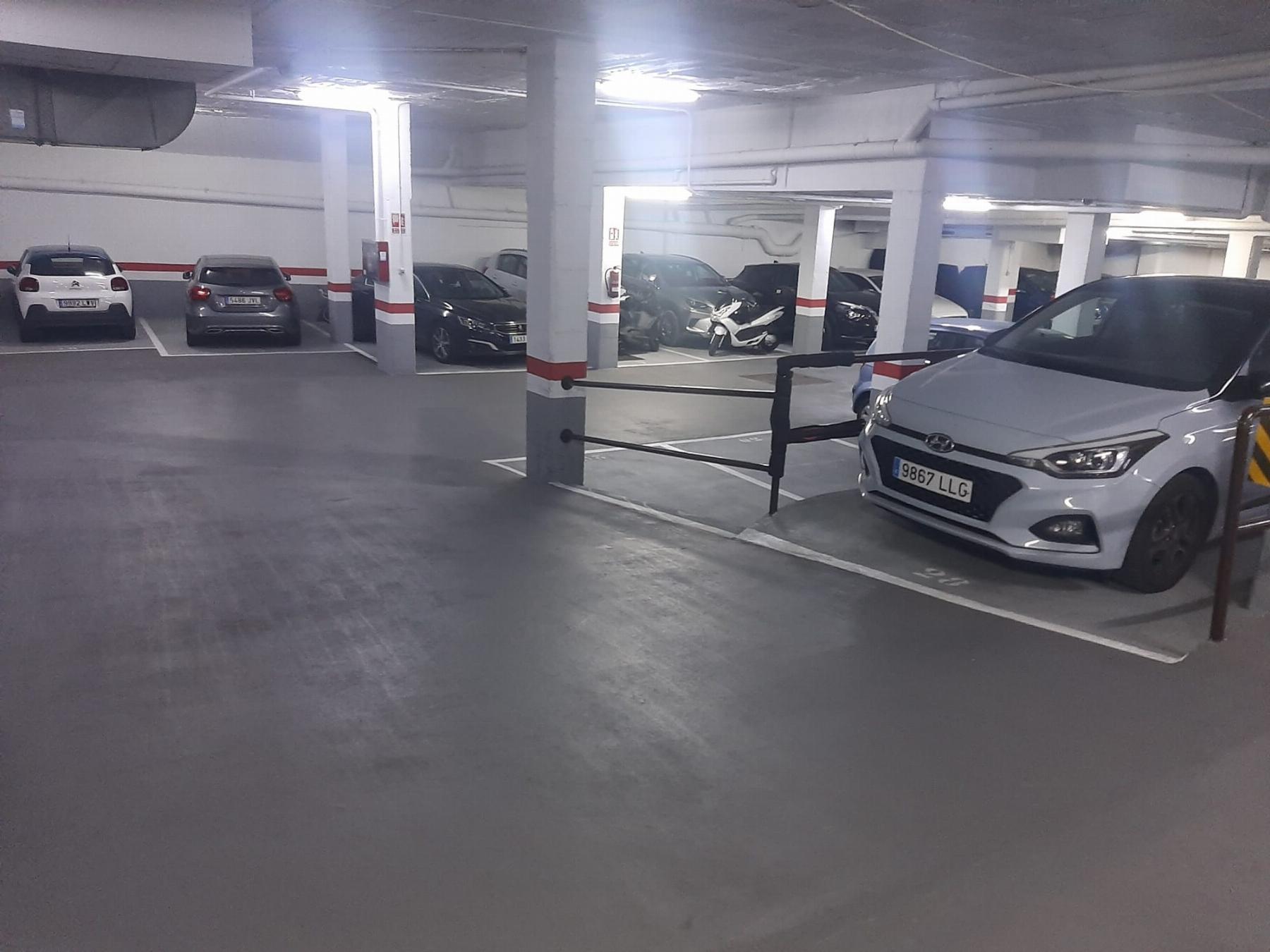For sale of garage in Badalona
