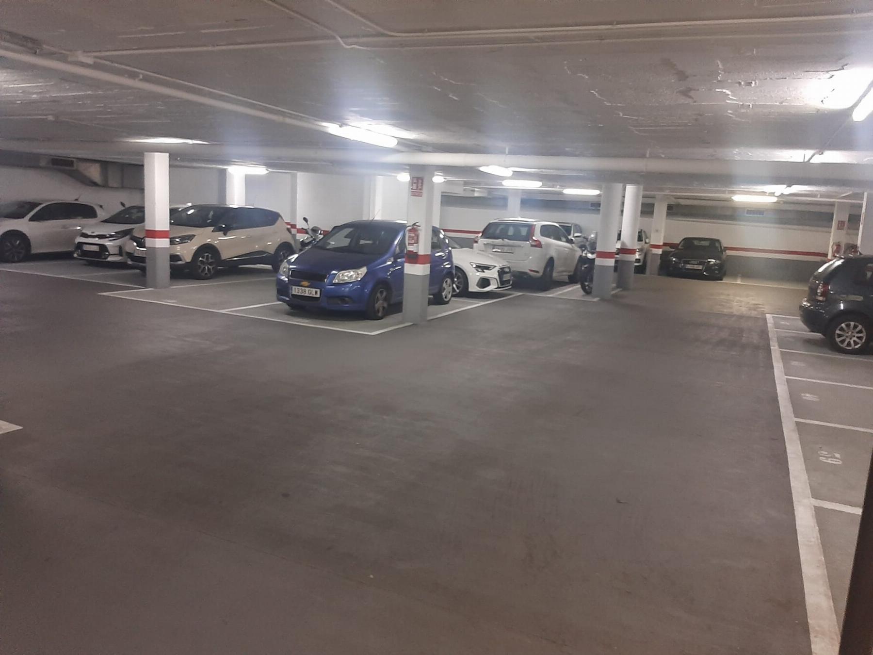 For sale of garage in Badalona