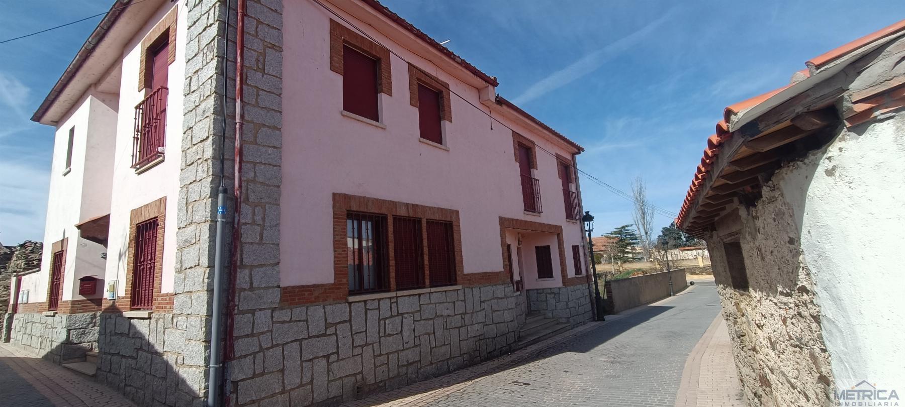For sale of house in Miranda de Azán