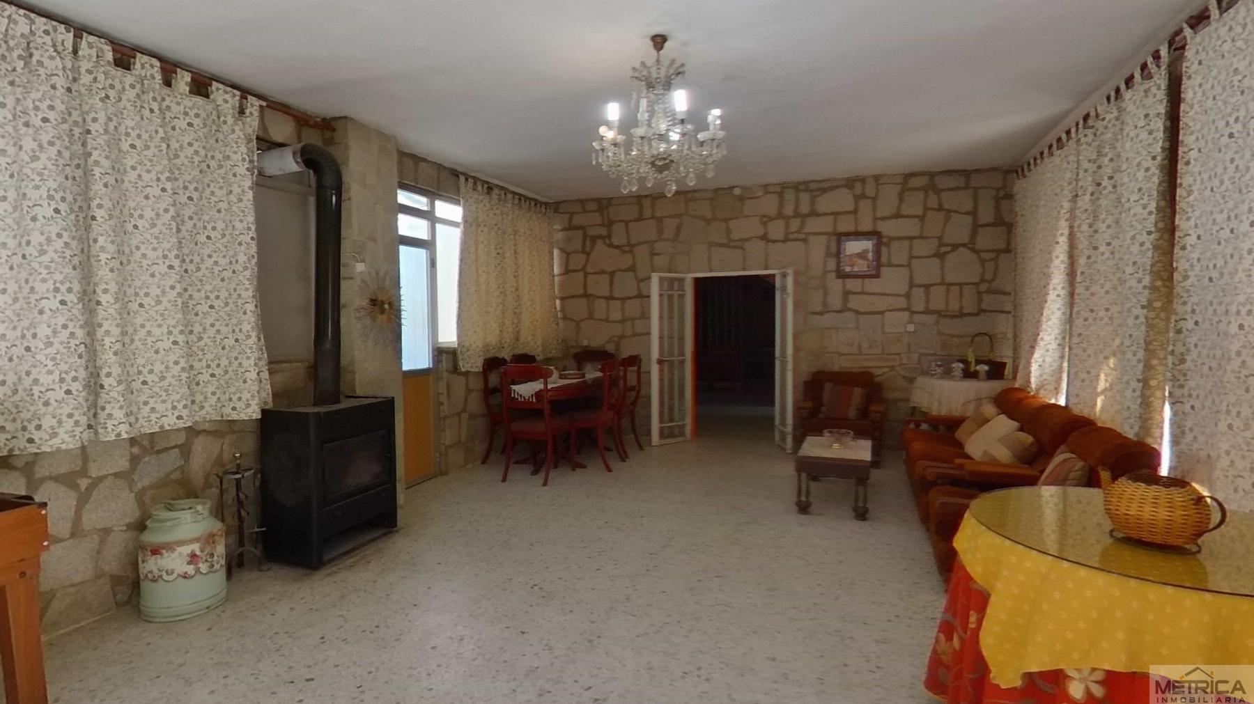 For sale of house in Sierra de Fuentes