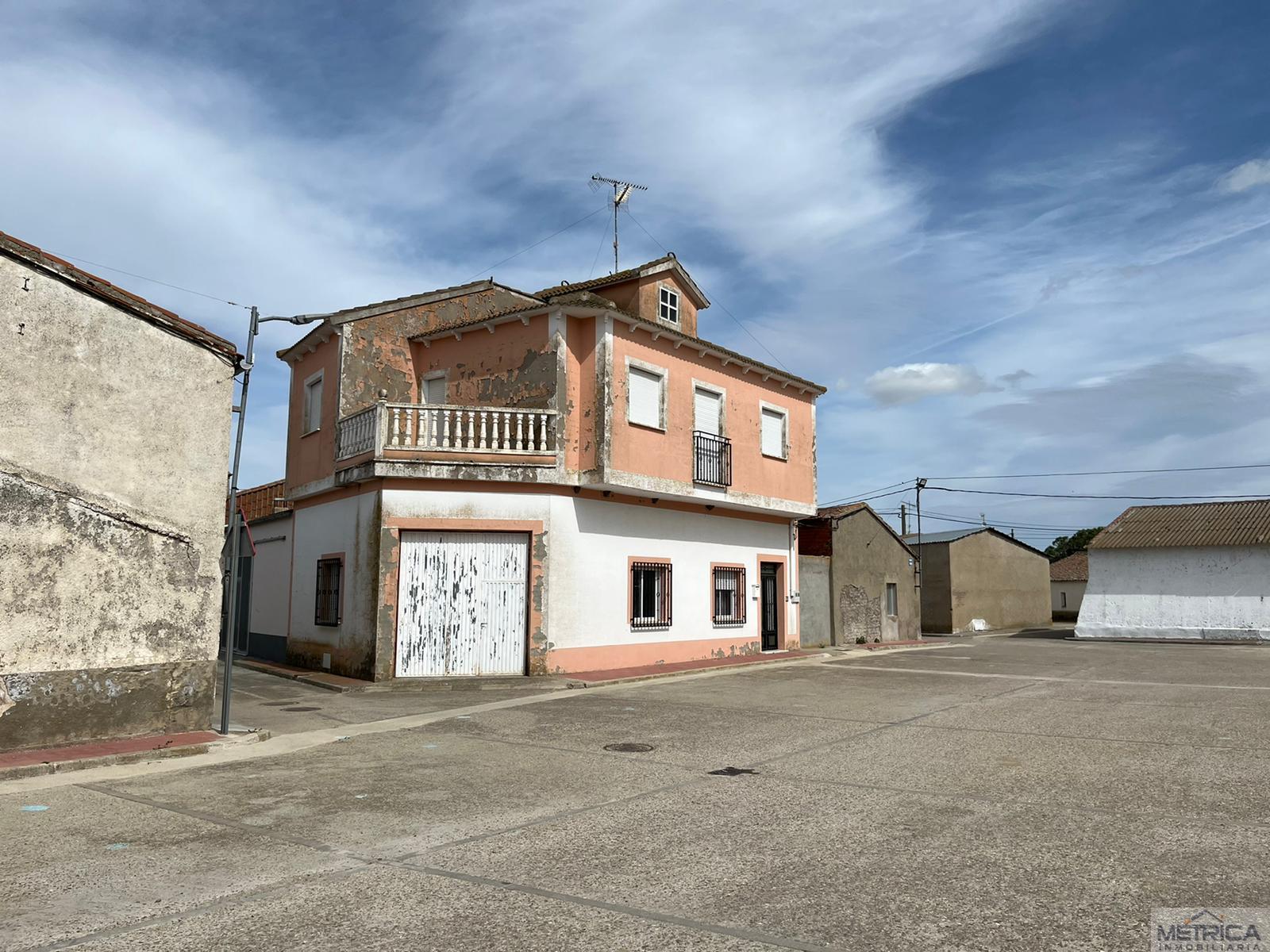 For sale of house in Pedrosillo de Alba