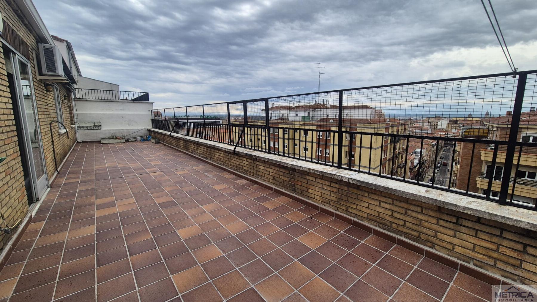 For sale of penthouse in Salamanca