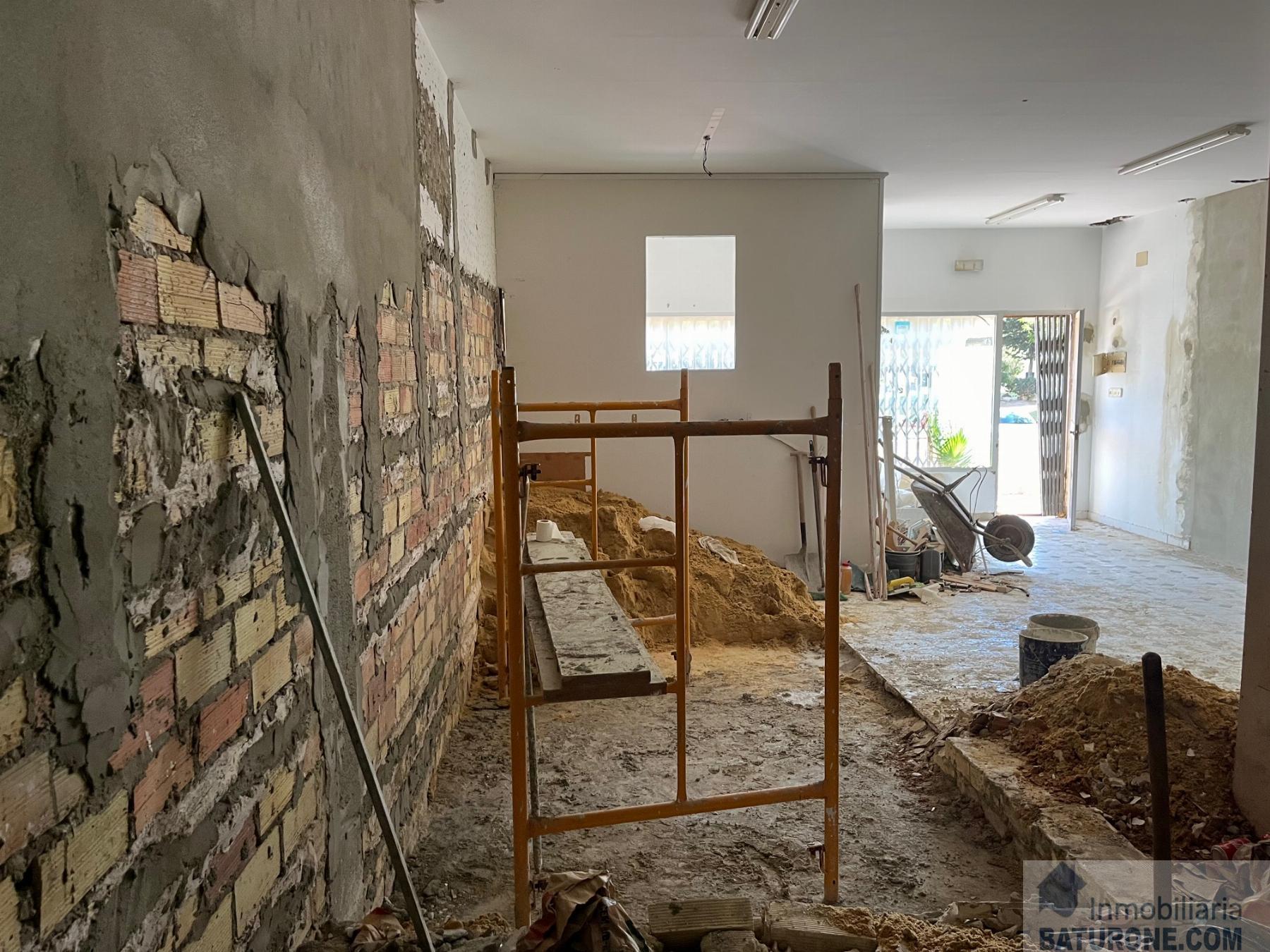 For sale of commercial in San Fernando