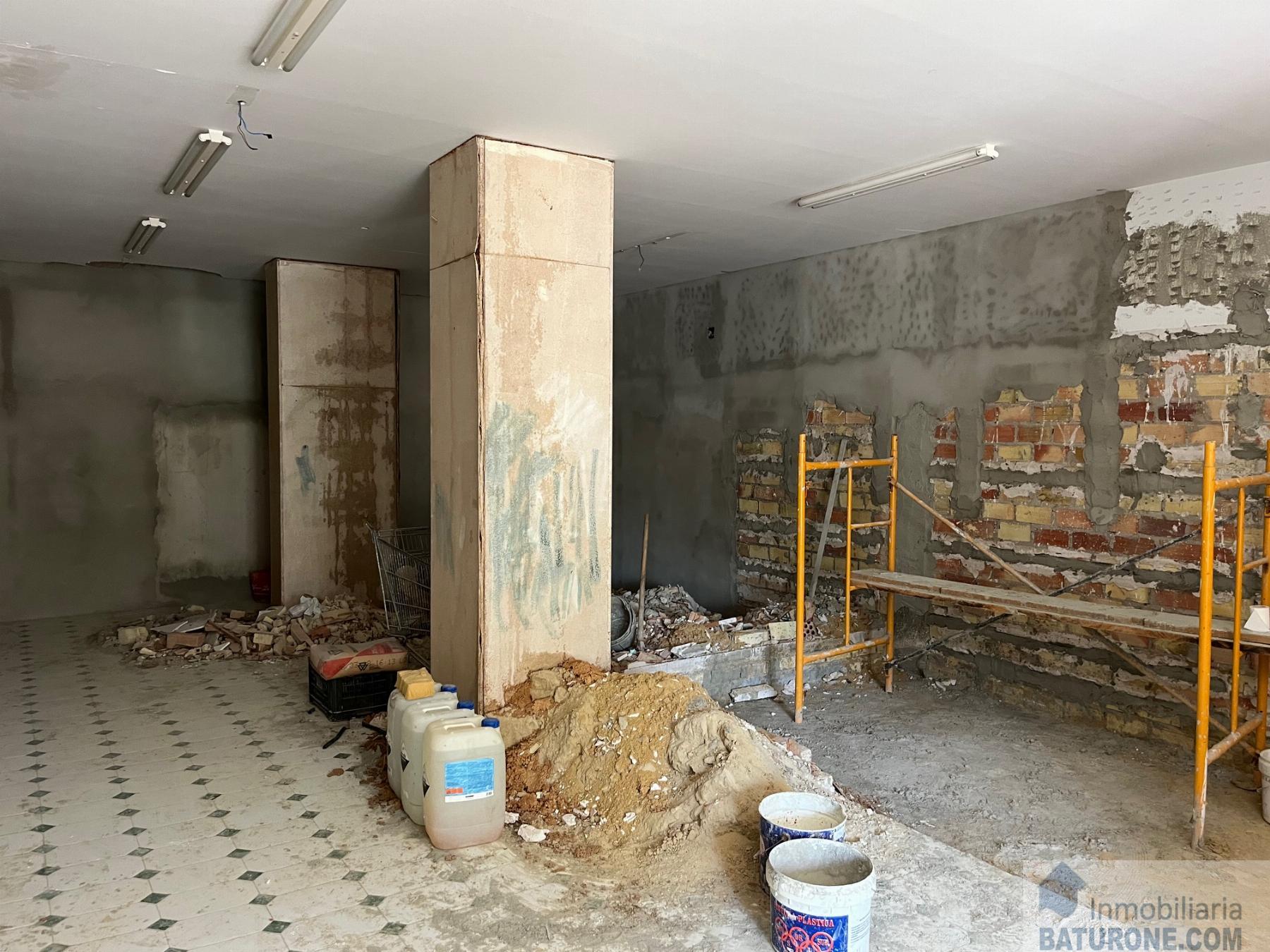 For sale of commercial in San Fernando