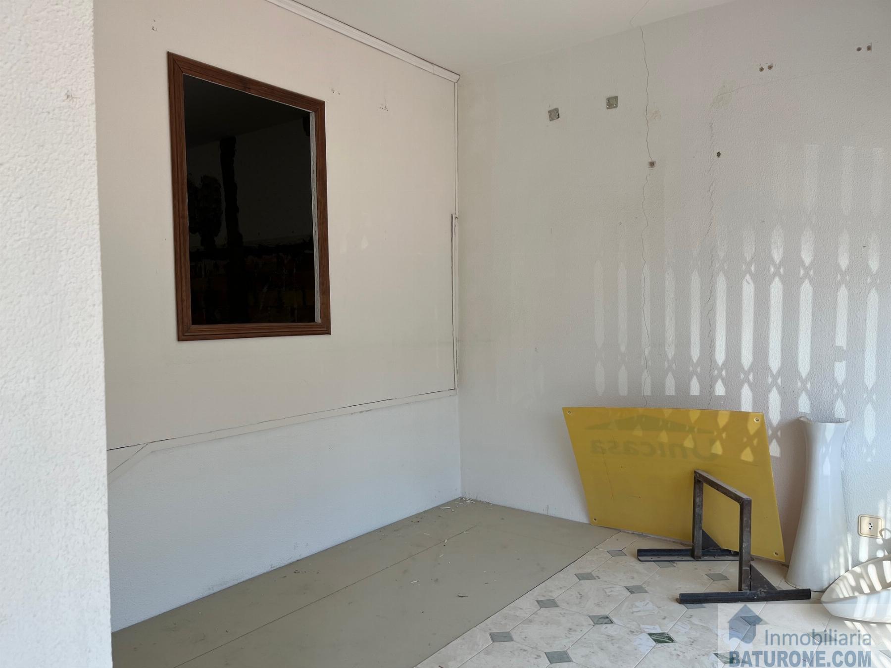 For sale of commercial in San Fernando