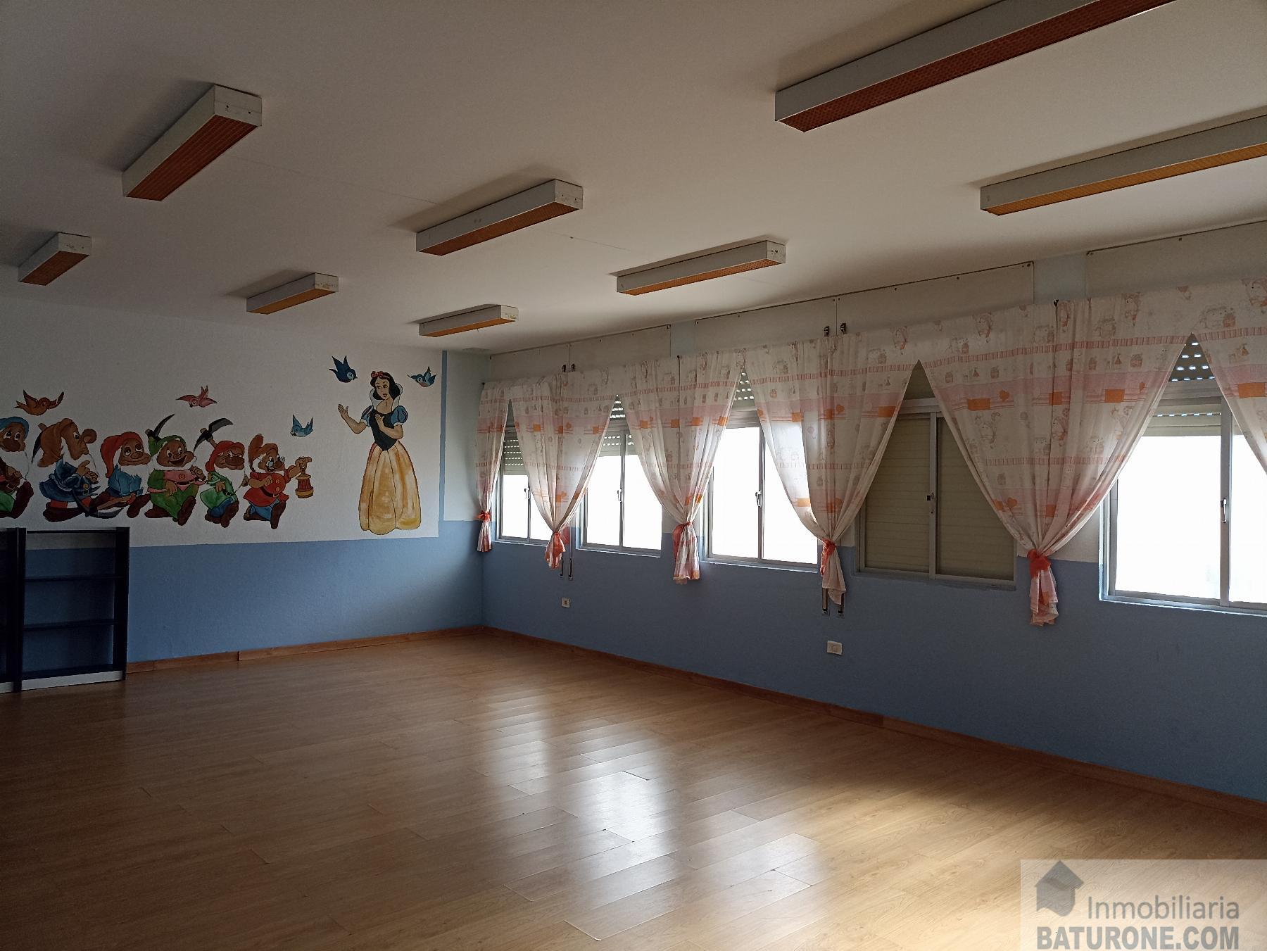 For sale of commercial in San Fernando