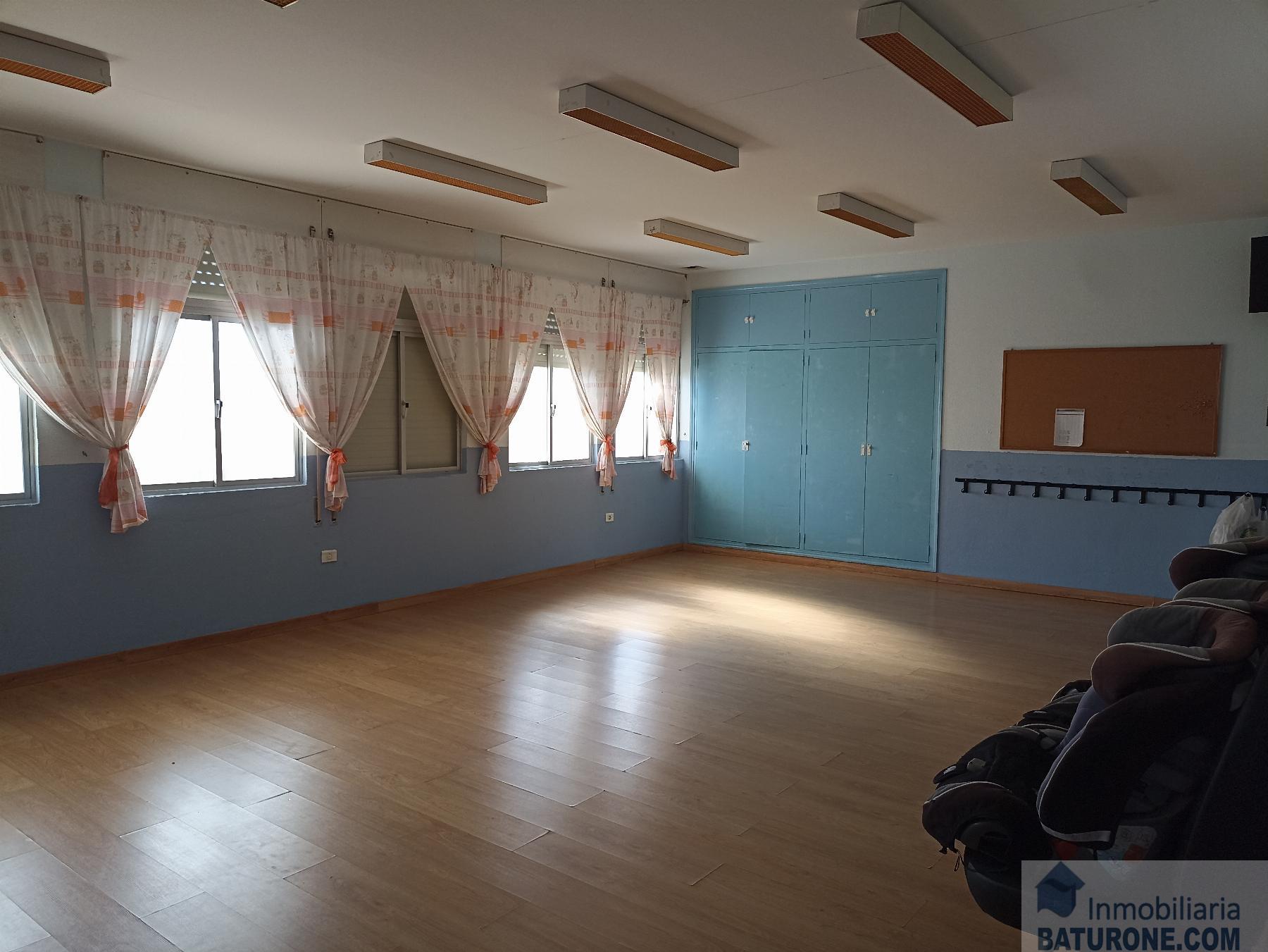 For sale of commercial in San Fernando