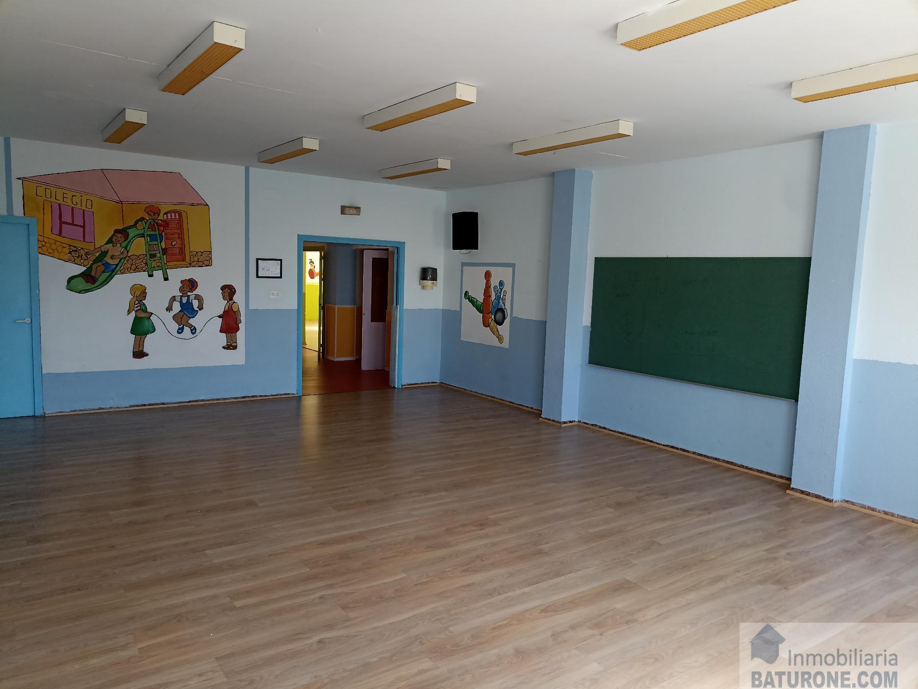 For sale of commercial in San Fernando