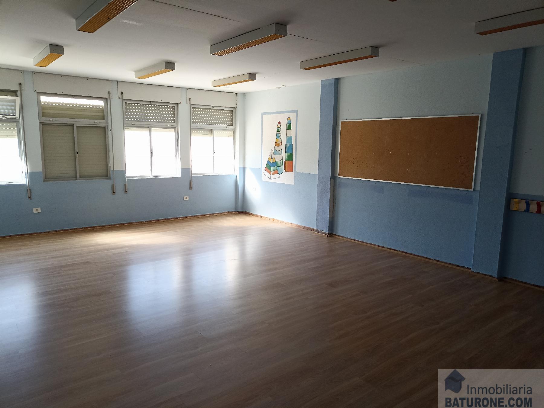 For sale of commercial in San Fernando