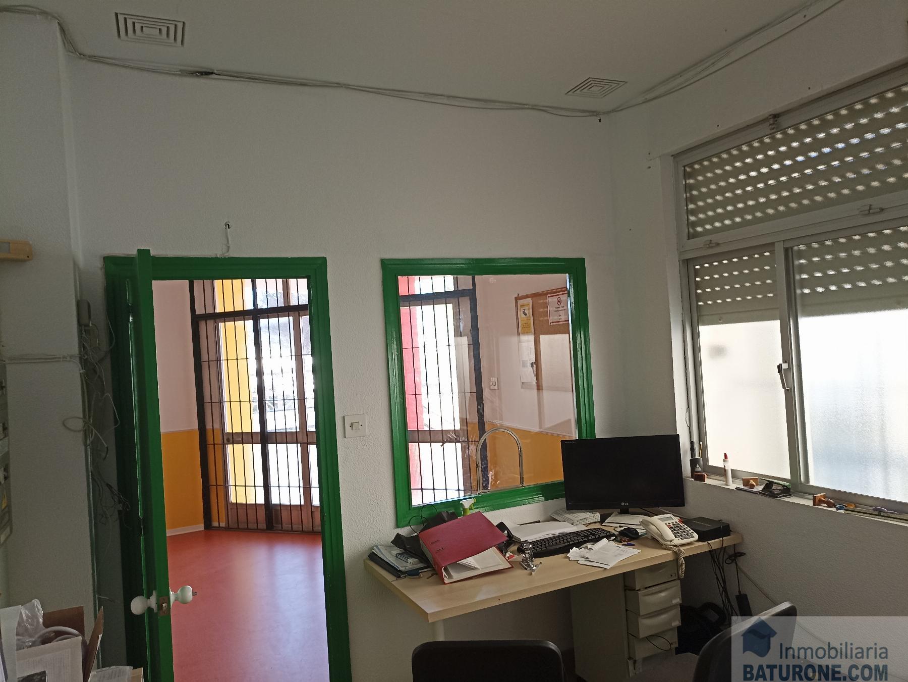 For sale of commercial in San Fernando