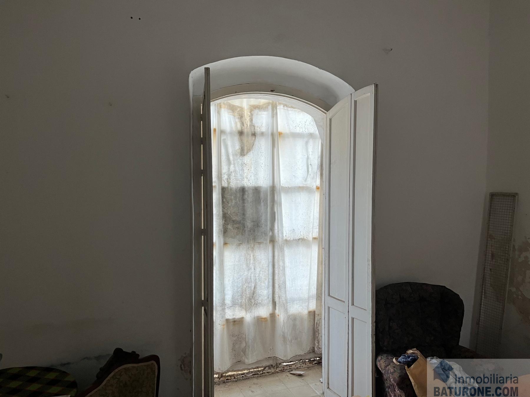 For sale of house in San Fernando