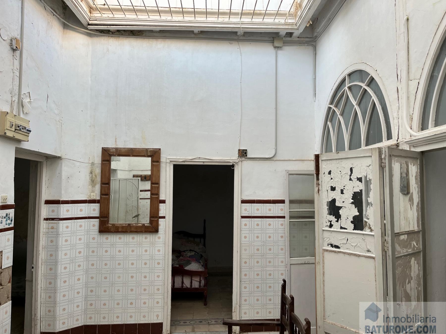 For sale of house in San Fernando
