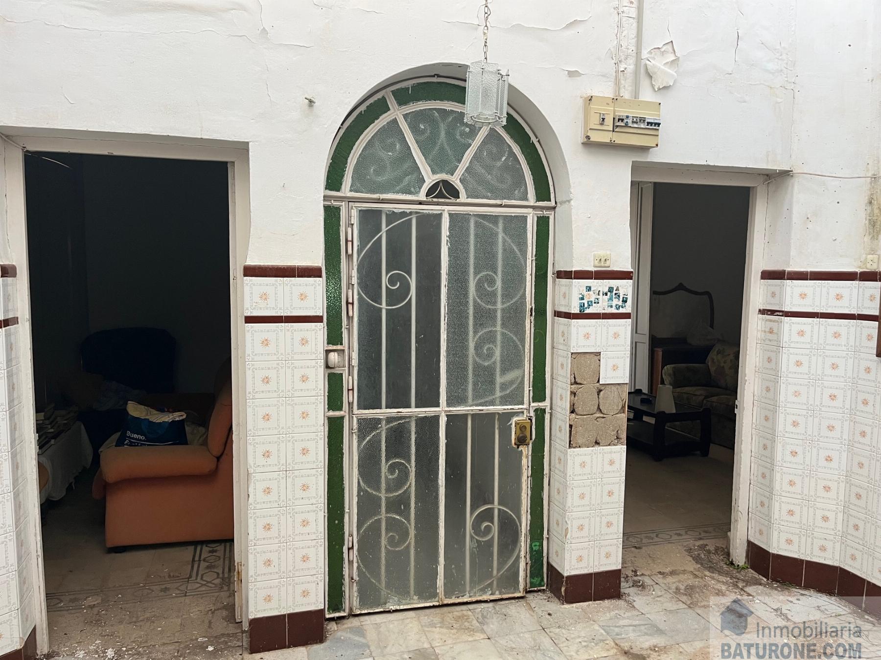 For sale of house in San Fernando