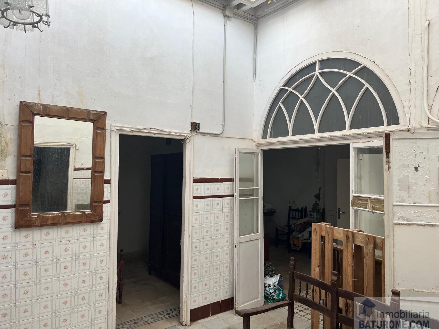 For sale of house in San Fernando