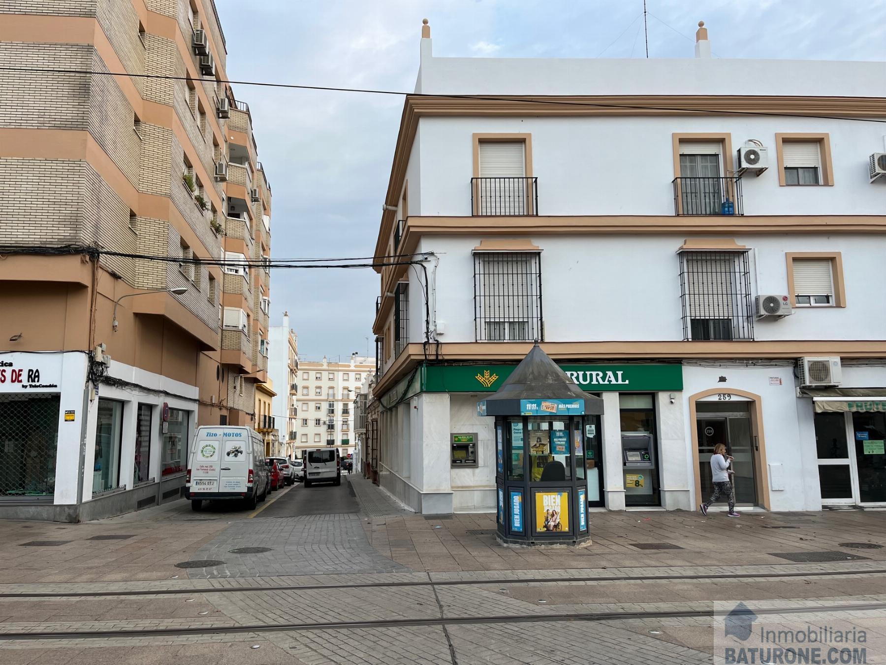 For sale of garage in San Fernando