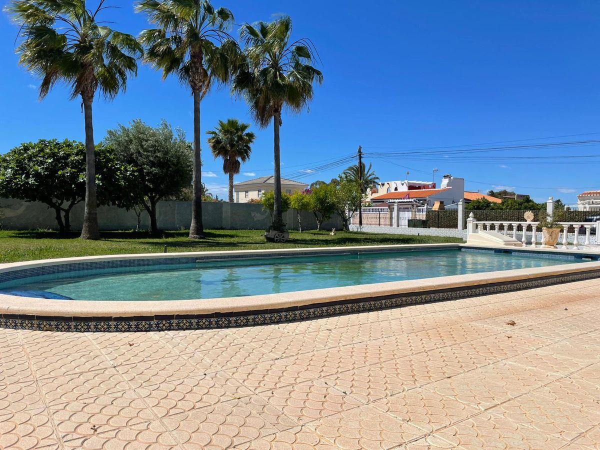 For sale of chalet in Torrevieja