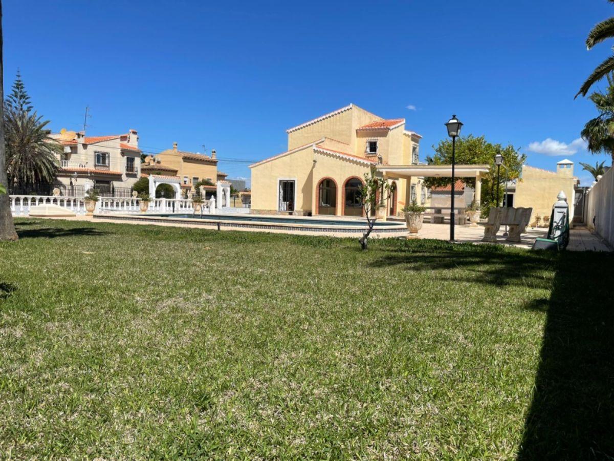 For sale of chalet in Torrevieja