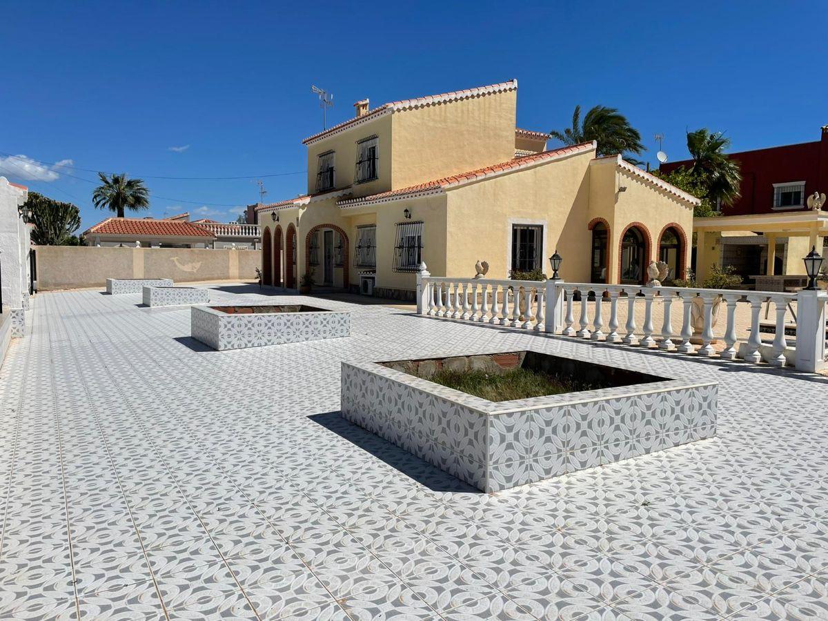 For sale of chalet in Torrevieja