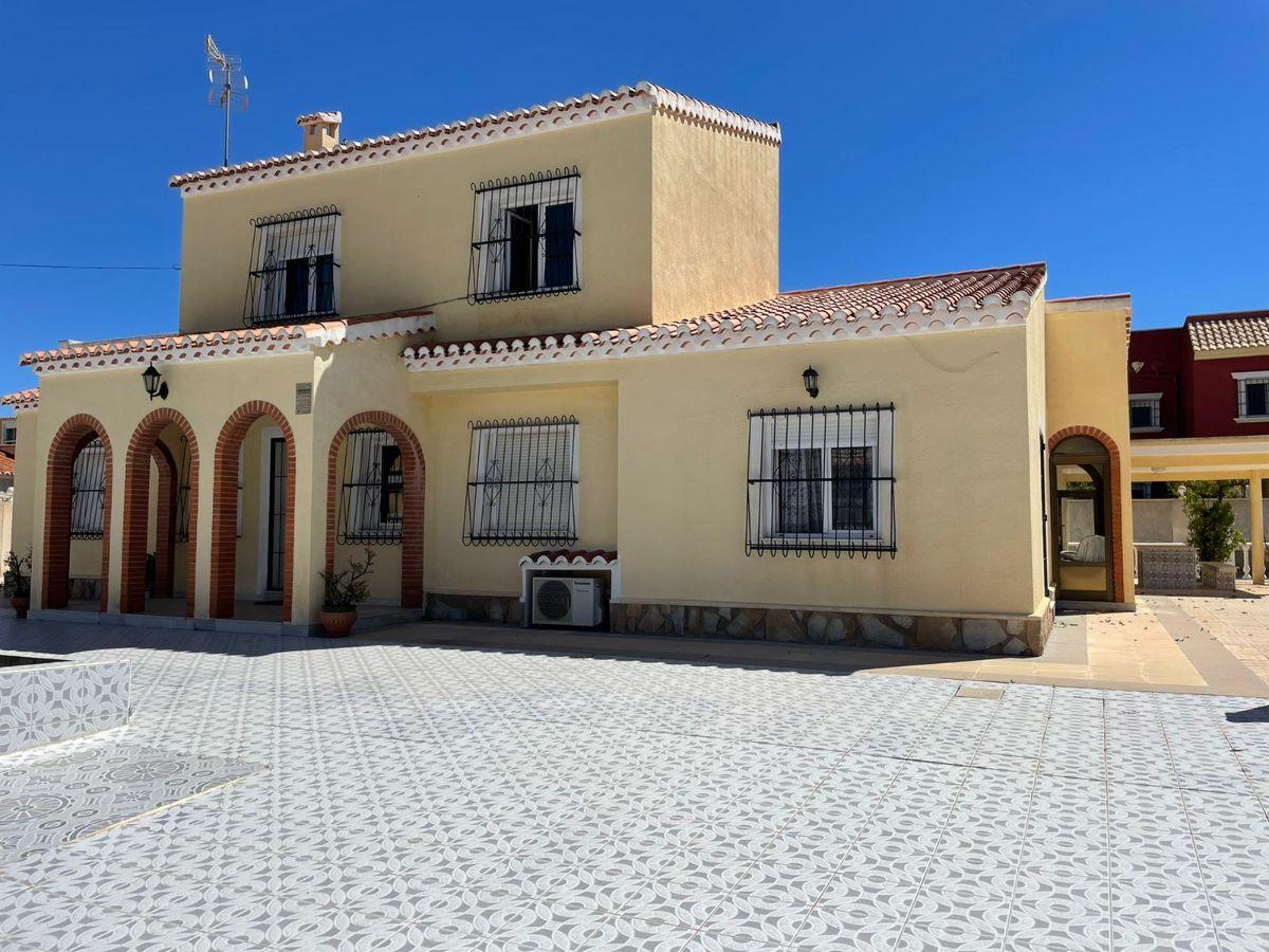 For sale of chalet in Torrevieja