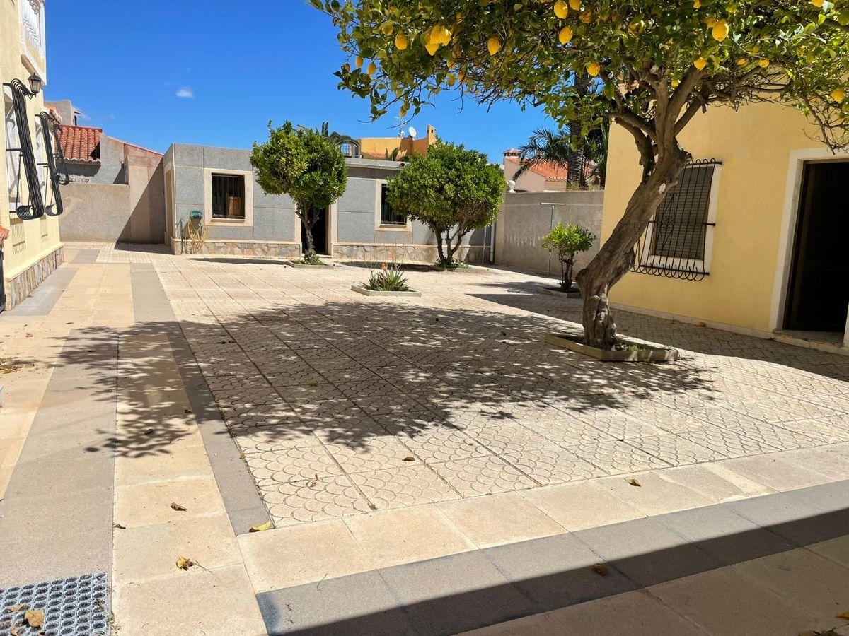 For sale of chalet in Torrevieja