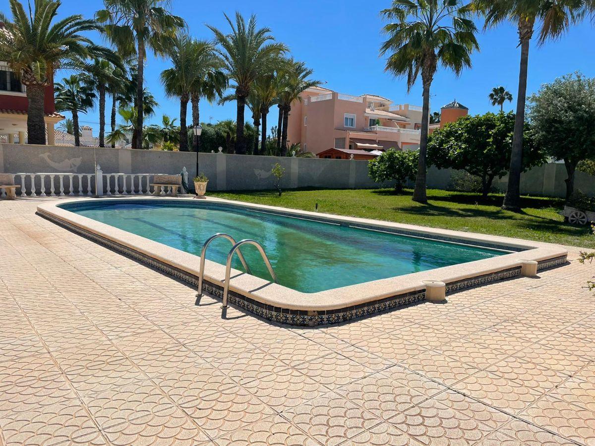 For sale of chalet in Torrevieja