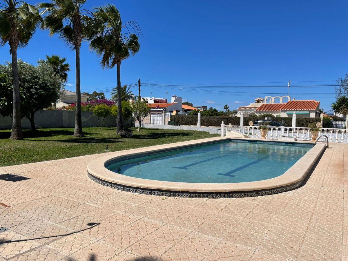 For sale of chalet in Torrevieja
