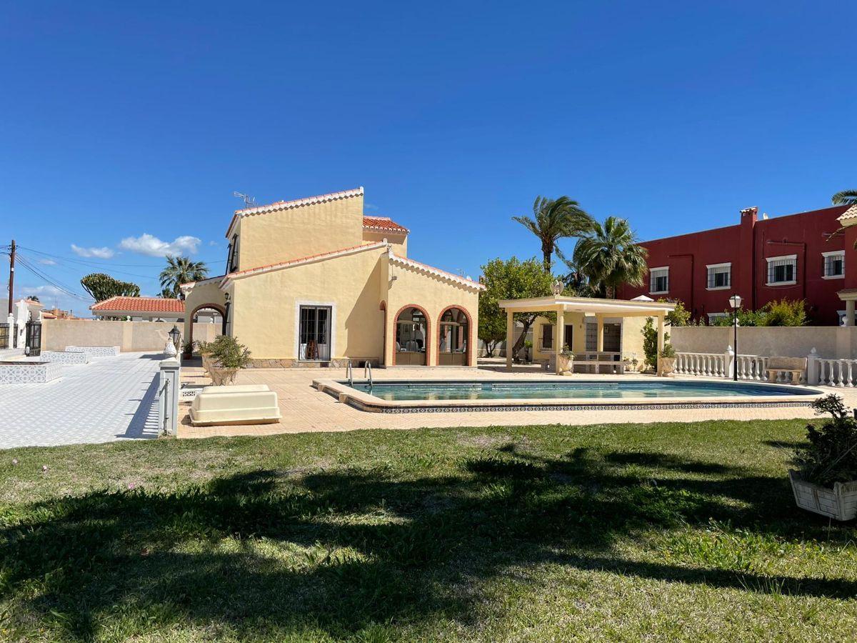 For sale of chalet in Torrevieja