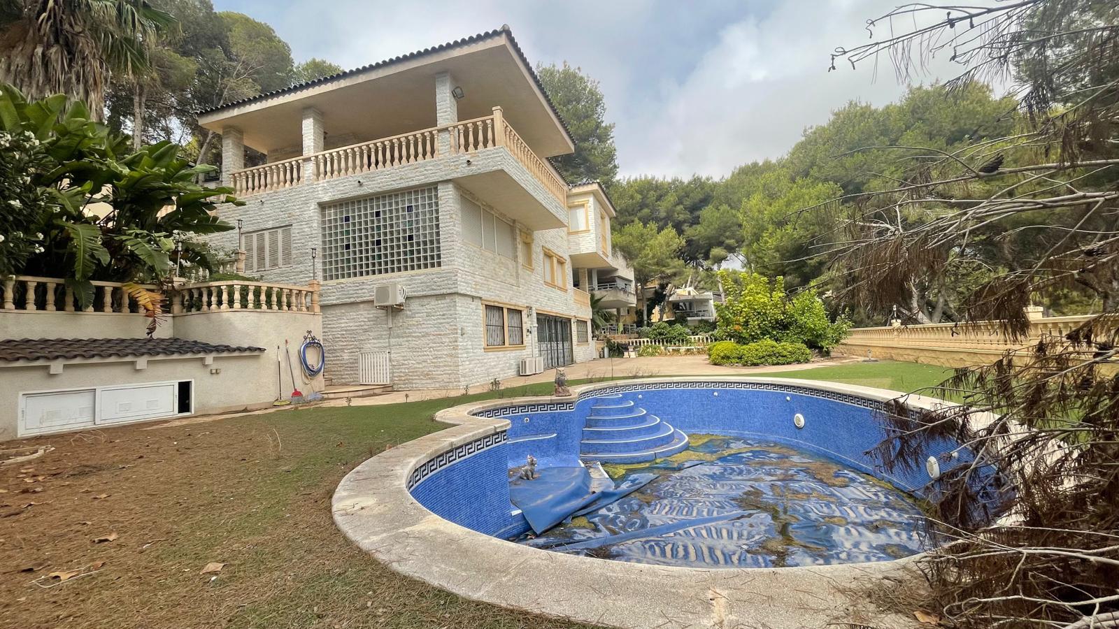 For sale of villa in Orihuela Costa