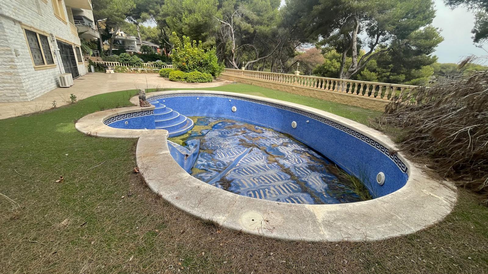 For sale of villa in Orihuela Costa