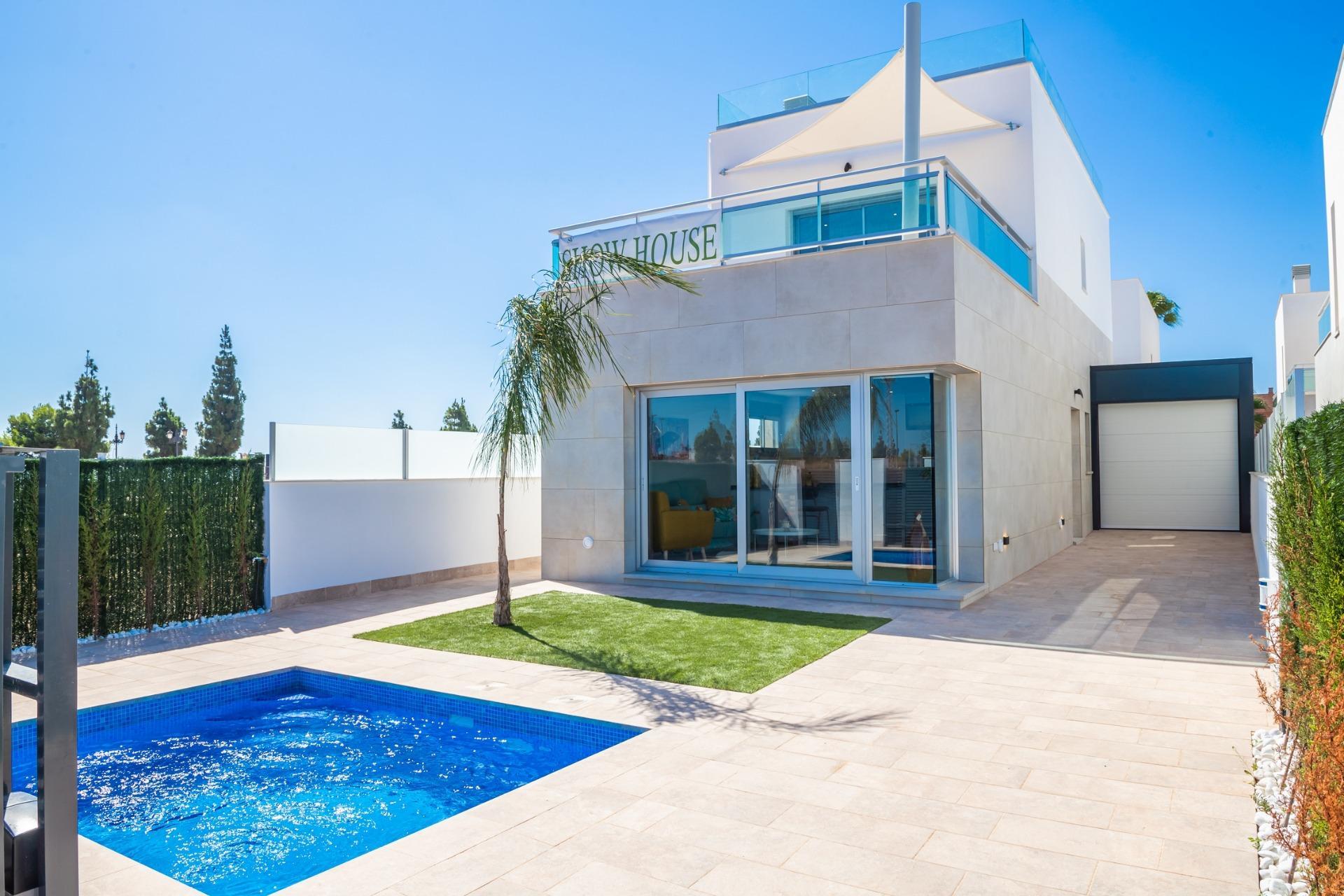 For sale of villa in Los Alcazares
