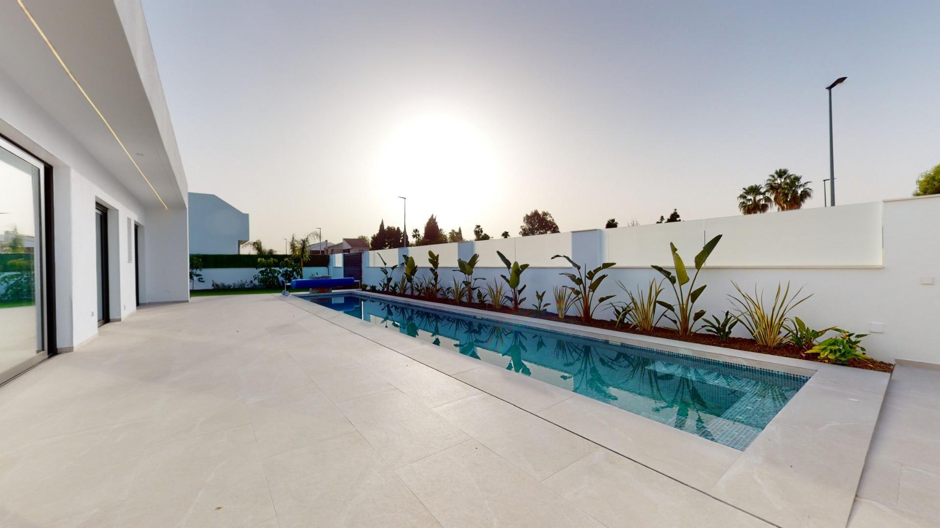 For sale of villa in Los Alcazares