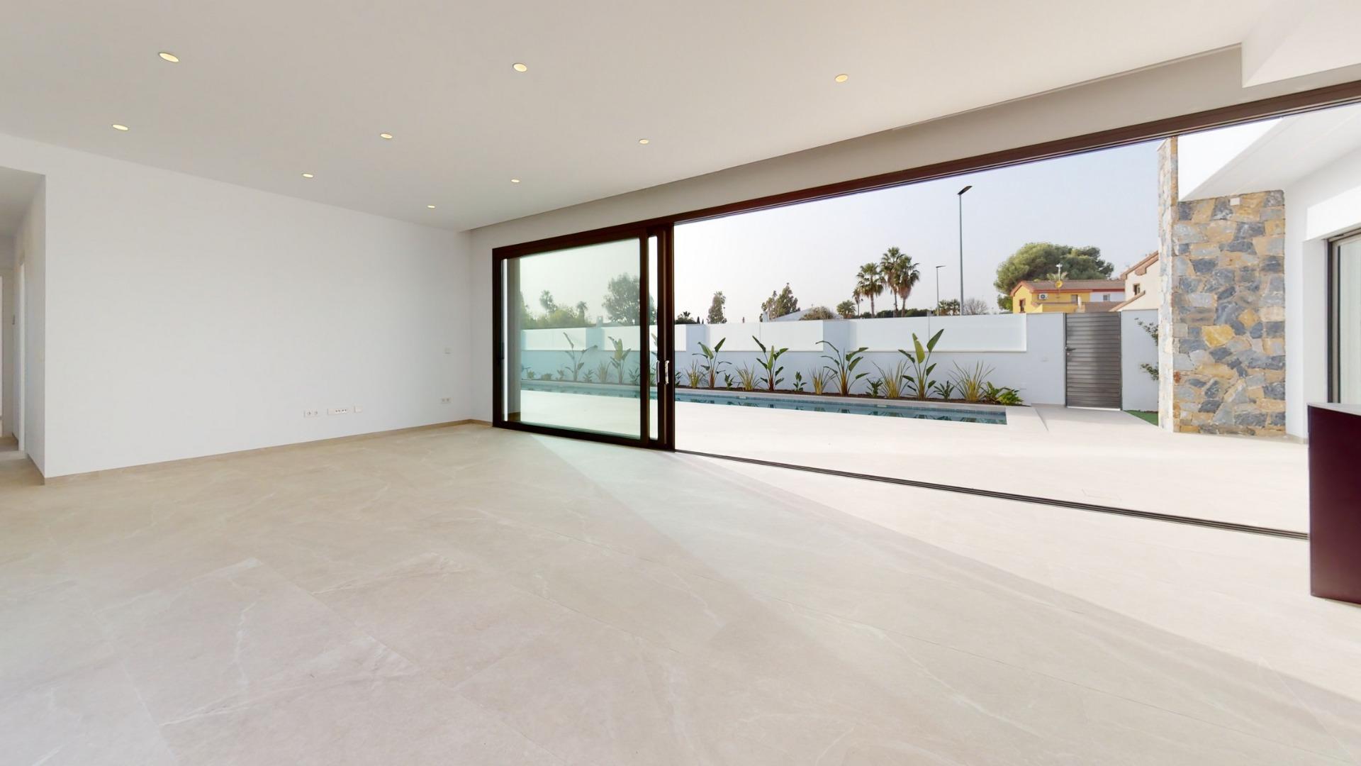 For sale of villa in Los Alcazares