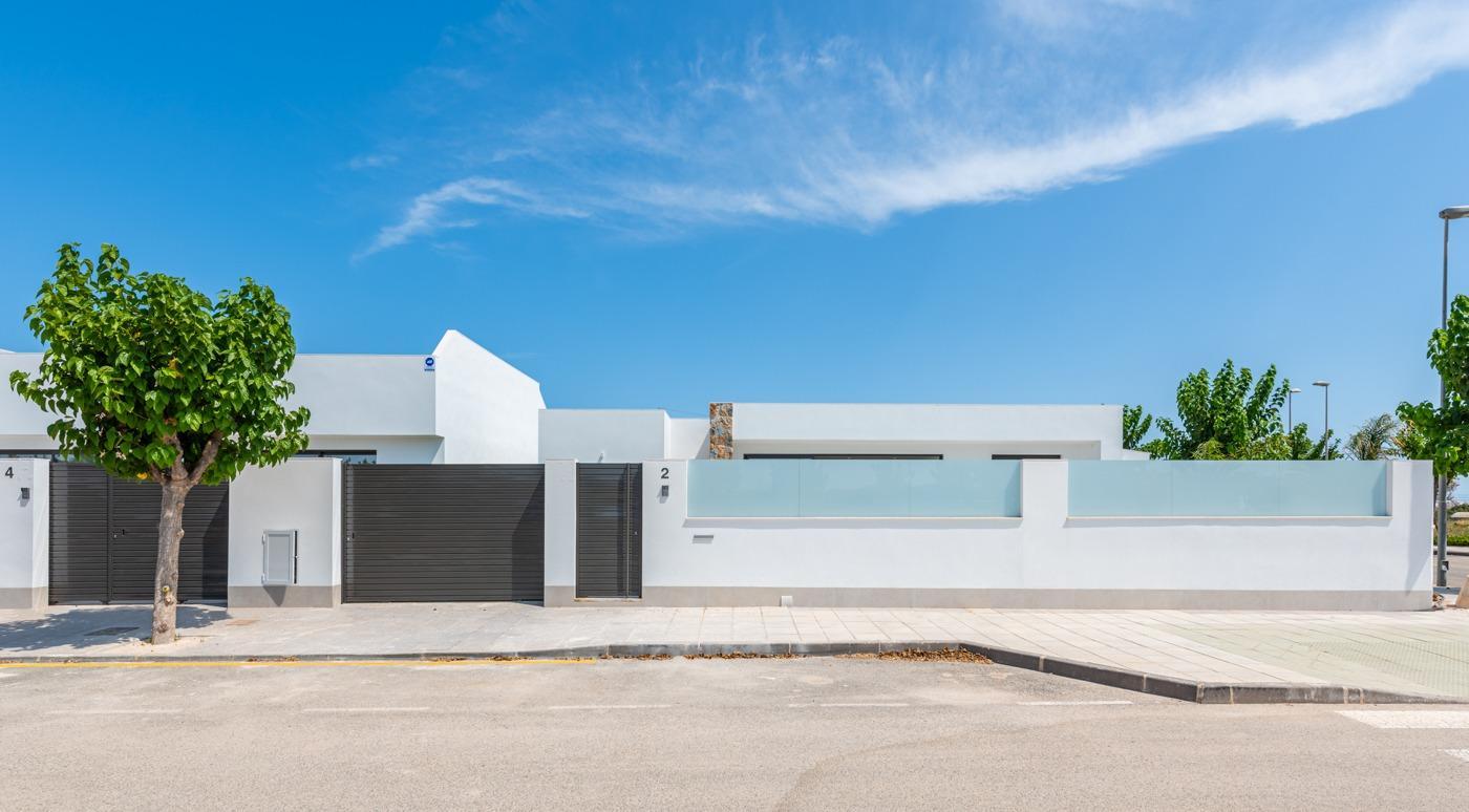 For sale of villa in Los Alcazares