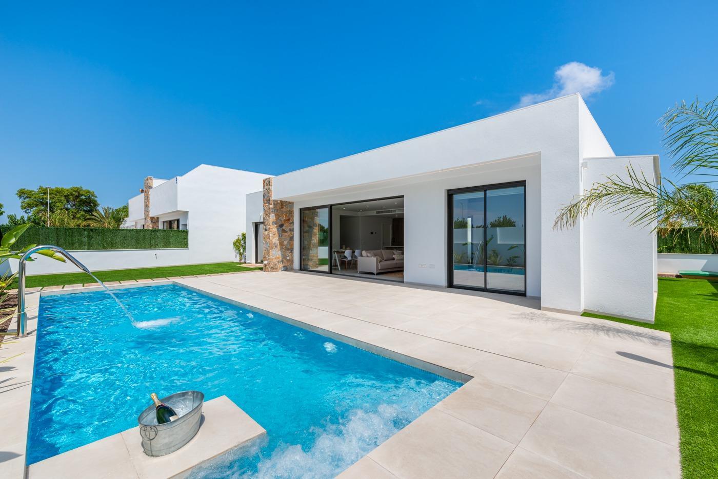 For sale of villa in Los Alcazares