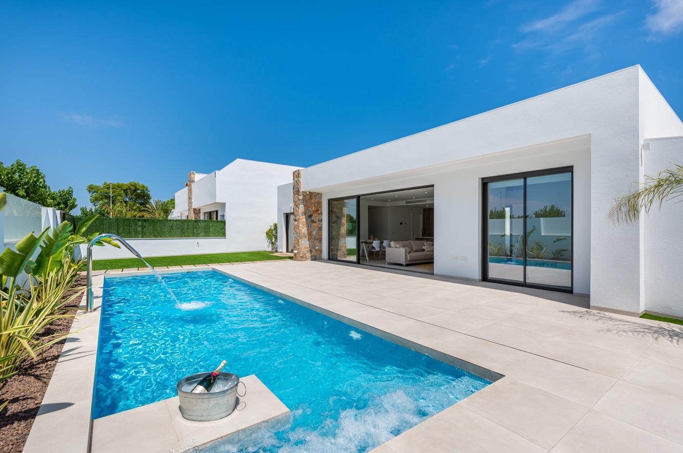 For sale of villa in Los Alcazares